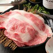 肉の旨みや脂の上質さなど、丸ごと贅沢に味わっていただけるメニューです。焼き方はいたってシンプルに、さっと炙るように焼き過ぎないのがポイント。卵をくぐらせて、豪快に頬張ってください。