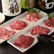 100年という長い歴史を積み重ね、受け継がれている間違いのない目利き。プロが選りすぐる新鮮なホルモンや肉はどれも絶品です。肉につけていただく甘口・醤油のタレも自家製にこだわっています。