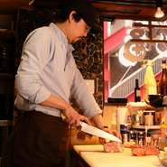 お客様との距離感を近く、元気が良い接客がモットー。さまざまなリクエストを瞬時にキャッチできるよう、店内への目配りも欠かすことなく、スタッフ全員でより良い時間をプロデュースしています。