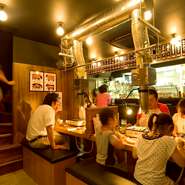 駅からのアクセスが良いので、仕事帰りの方に多くご利用いただいています。店内は昭和感じるレトロな雰囲気。コースや、アラカルトなど食欲や気分に合わせて選べるような、メニューが充実しています。