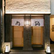 店主自らが厳選する肉は、その時々で出来の良い肉を全国各地から選んでいます。ヘルシーで柔らかく、味が濃いモモ系の肉から、焼肉の頂点ともいえる霜降り肉まで、あらゆる部位を食べ比べるのも楽しいですよ。