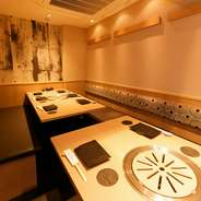 焼肉専門店でありながら、清潔感がある雰囲気の店内は女性にも好評です。落ち着いたお席で、贅沢な肉料理をお愉しみ下さい。会食やご接待にお勧めの個室席をご用意しております。
