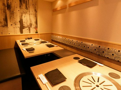 清潔感のある店内。人数に応じた個室席をご用意しております