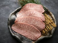 肩バラの中でも大変に希少な部位。美しい霜降りで旨味が濃厚。お肉の玄人向けの部位で当店では塩焼きで特製の柚子胡椒おろしを巻いてお召し上がり頂けます。