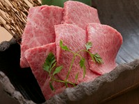 肩ロースの中でも綺麗な霜降りが入っている部位。上品でとろける食感とコクのある味わいを存分にお楽しみ頂けます。