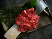 肩から腕にかけての部位。肩甲骨付近のごく少量しか取れない希少な部位。綺麗なサシが入っていながら味わいはさっぱりしていて甘く赤身の王道と言える。塩焼きでわさびとの相性がバッチリです。