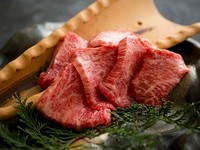 内ももの部分でも大変希少な部位。綺麗な霜降りが特徴で、味わい深く極上のサーロインと肩を並べる旨さ。純粋に岩塩のみで美味しく頂けます。