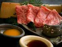 薄切りリブロースをさっと炙って、特製ダレ(タレ付き溶き卵)のお肉をくぐらせれば、上品なすき焼きの出来上がりです。いちえ特製割り下と溶き卵でお召し上がりください。