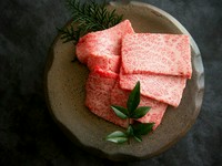ロースの部分でも綺麗な霜降りが入っていてキメの細かさや旨味、脂の甘みと柔らかさは最上位クラスの部分です。