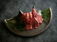 横隔膜の中でも背中側の部位。肉質は柔らかく見た目はカルビに近いがカルビに比べ低カロリーでヘルシー。いちえ特製ダレとの相性がバッチリです。