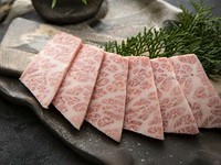 バラ肉の中でも脂と赤身の旨味のバランスの良さは牛肉の中でも最上位クラスの部位。柔らかく口に入れたとたんにお肉が溶け出す感覚が絶品です。いちえ特製ダレとの相性がバッチリです。