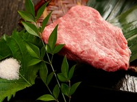 サーロインの内側の細長い部分です。脂肪が少なく牛肉の中で最も柔らかいとされるお肉。赤身の持つ甘みとキメ細やかな旨味が特徴です。