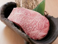 背中の後半部位。キメ細やかな霜降りで脂部分も多く含まれ、柔らかい肉の脂が溶け出し肉の旨味と脂の甘みが口の中で広がります。ステーキとして最適な部位です。
