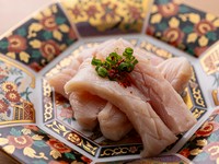 胃（4つある胃の中の1番目）にあたる部位。身が引き締まっていて肉厚でコリコリした歯応えがある。