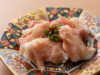 小腸にあたる部位。ホルモンの中でも脂肪が厚くコラーゲンがたっぷり。