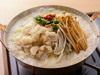 【もつ/キャベツ/ごぼう/にら/もやし】一番人気！いちえ特製白味噌豚骨出汁のもつ鍋は濃厚な旨みの味わえる当店の唯一無二の味です。おすすめの〆はラーメンで！