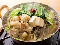 【もつ/キャベツ/ごぼう/もやし/豆腐/くずきり/山えのき】特製和風出汁で生産者の厳選された野菜の素材の味が際立ち、出汁の旨味を十分に堪能できるお鍋です。〆は雑炊セットで！
