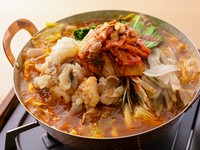【もつ/キャベツ/ごぼう/にら/もやし/キムチ/鶏もも/トック】
いちえ特製のピリ辛出汁はコチュジャンをふんだんに使い辛さの中にコクと甘さがありやみつきになるお鍋です。おすすめの〆はうどんで！
