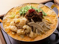【もつ/キャベツ/ごぼう/にら/もやし/肉味噌】いちえ特製坦々出汁は胡麻がたっぷり効いた濃厚かつピリ辛で甘辛く味付けした特製の肉味噌がたまらないお鍋です。おすすめの〆はラーメンで！