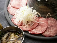 舌の中央部にあるタン中の部分。小鍋で炊いた熱々のネギをタンと一緒に塩焼きレモンでお召し上がりください。
※仕入れにより黒毛和牛以外の場合がございます。