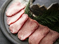舌の部分の中でも根元部分である「タン元」タンでありながらサシが入って柔らかく旨味が抜群です。