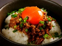 甘辛く煮付けた黒毛和牛のしぐれ煮を、こだわりの龍の玉子でどうぞ。