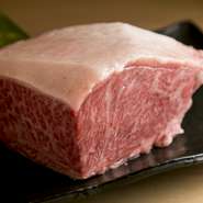 店内で筋引きをし、すべて手切りしているため、機械で切るのとはひと味もふた味も違います。