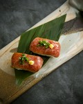 前菜に黒毛和牛のローストビーフ、炙り握りを味わって頂いてからのすき焼きです。9,500円→ 6,980円