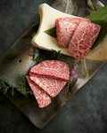 前菜のローストビーフから黒毛和牛の炙り握りを味わってからのしゃぶしゃぶとなります。9,500円→ 6,980円