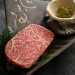 極上黒毛和牛の濃厚な味わいを塩のみで堪能できるコース。美味しい肉には塩という方への肉玄二人向けコース