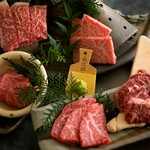 前菜に黒毛和牛の逸品、炙り握りを味わって頂いてからのすき焼きです。10,500円 → 8,980円