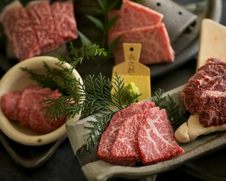 極上の黒毛和牛を存分に堪能出来るように、リブロース、すき焼きと豪華絢爛なコース。15,000円→ 12,000円
