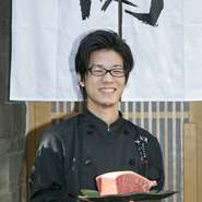 「小さい頃から食べる事が大好きで、特に美味しいお肉を食べている時に一番の幸せを感じます。」そう楽しそうに答えてくれた。「一つの素材をとっても、その食感や味は様々で、選び抜かれた良いものは本当に美味しいんです。一人でも多くの人に【いちえ】　の黒毛和牛を味わってもらいたい。」と、今日も真摯な姿勢で厨房に立ちます。