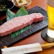 お肉のおいしさをダイレクトに味わえます。黒毛和牛専門卸売業者から仕入れるため、日によっては稀少部位の『羽下』なども味わえます。出会えた方は運がいい。やわらかく脂がのっていてジューシーな味わいです。
