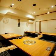 店内はロースター完備。モダンで清潔な店内では、鍋やしゃぶしゃぶ、焼肉など上質なお肉を様々な調理法でお楽しみいただけます。宴会には飲み放題付きのコースをお楽しみください。