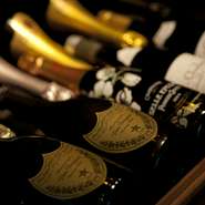 フランス、カリフォルニアをはじめとする世界のバラエティー豊かなワインを取り揃え、ソムリエがおすすめするワインが最高のハーモニーを奏でます。
