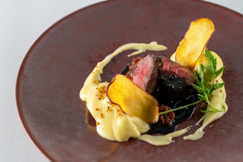 特選牛のロティ　鳴門金時のグラタン添え　播磨金ゴマの香り