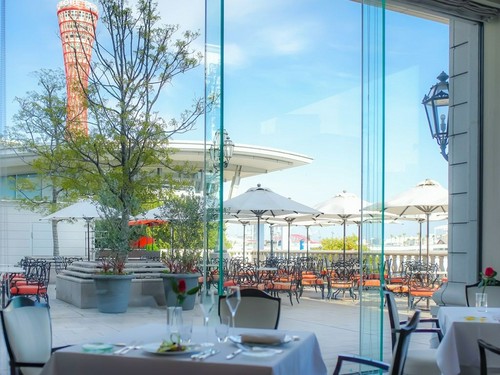 開放感あふれる窓越しにハーバーランドの景色を一望