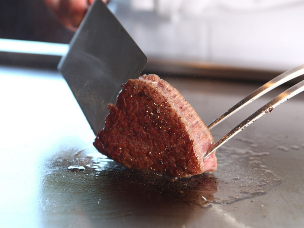 鉄板焼シェフが目の前で一品一品に腕を振るいます