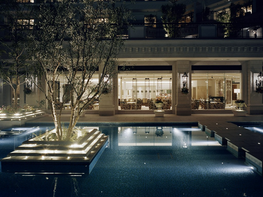 水盤のライトアップが幻想的なガーデン