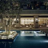 大きな水盤のある緑あふれる美しいガーデンに面し、都会にいながらリゾート気分を味わっていただけます。