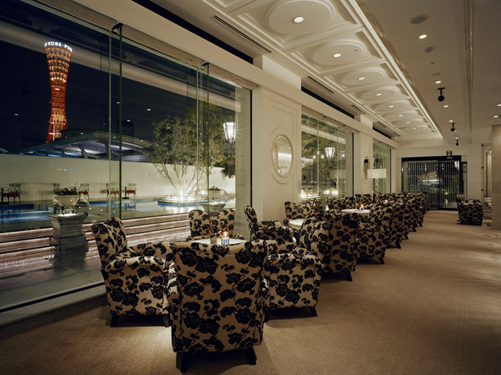 夜は宝石のように燦めく神戸ポートタワーの夜景を