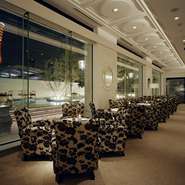 燃えるような茜色の空に夜の帳が降りてくると、ライトアップされた神戸ポートタワーが艶やかな姿を見せ始めます。