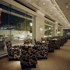 夜は宝石のように燦めく神戸ポートタワーの夜景を