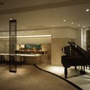 世界に91台しか存在しない「最高のピアノ」ヘンリー・Z.スタインウェイ記念限定モデルの奏でる美しい音色とともに、シングルモルトの香り漂う大人のお時間をお愉しみください。