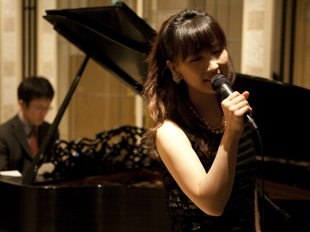 毎晩行われるジャズライブで贅沢な時間を