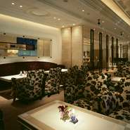 店内はチェアーのファブリックのモダンな柄使いや、淡い色の大理石のカウンターなど、上品でファッショナブルなエスプリが表現され、開放感あふれる大きな窓からは、優しい光が射し込みます。