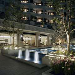 幻想的にライトアップされたアクア・ガーデン