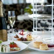 気の置けない友だちや仲良し母娘の優雅な語らいに、アフタヌーンティーセットはいかがでしょう。もちもちとした食感のスコーンや彩り豊かなプティフールをお愉しみいただけます。