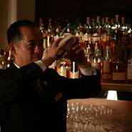 夕刻から深夜までのカクテル・アワー。ディナーの後に、お洒落なカクテルはいかがでしょう。
日本ホテルバーメンズ協会（HBA）認定シニア・バーテンダーである小前岳志をはじめ、一流のバーテンダーが、お客様のお好みやその日の気分にぴったり合うカクテルをお作りいたします。
バーテンダーやソムリエをはじめスタッフ全員が心温まるサーヴィスでおもてなしいたします。